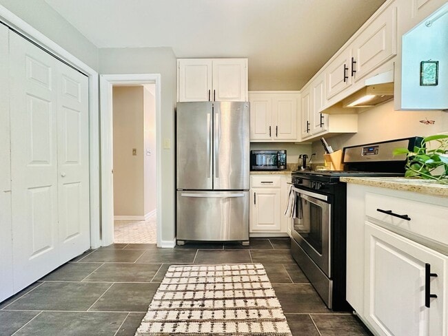 Building Photo - Charming Country Cottage Only 23 Mins from...