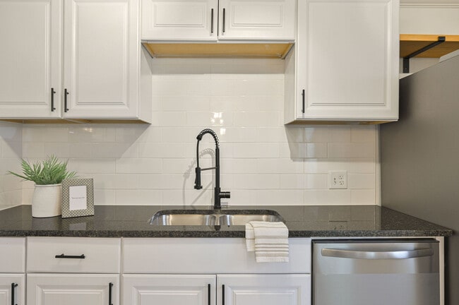 Building Photo - 416 Betty Ln