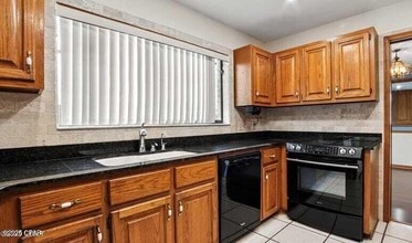 Building Photo - 833 W Pierson Dr