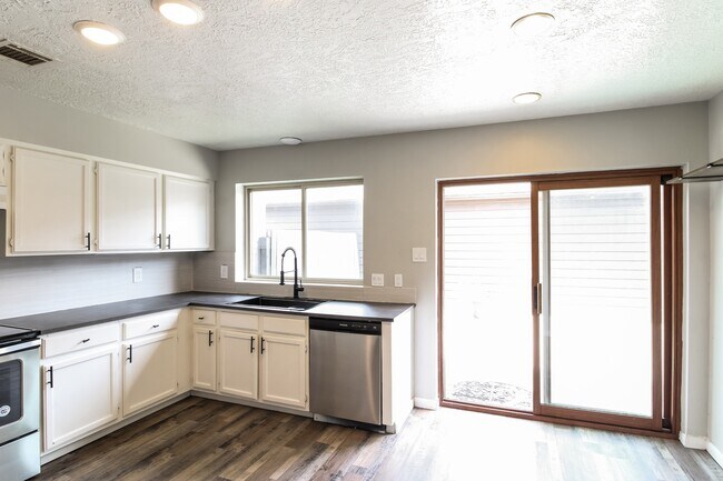 Building Photo - 2256 Gemini St