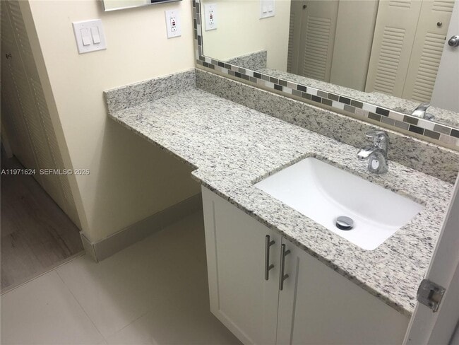 Building Photo - 2831 N Oakland Forest Dr