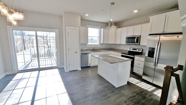 Building Photo - 4 Bed / 2-1/2 Bath Single Family Townhome w/1-Car Garage