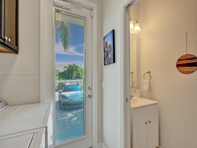 Building Photo - 1144 S Community Dr