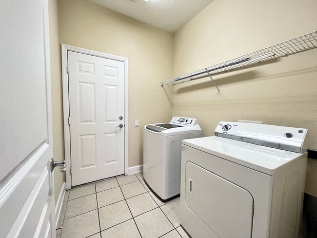 Building Photo - Great townhouse -  available now!