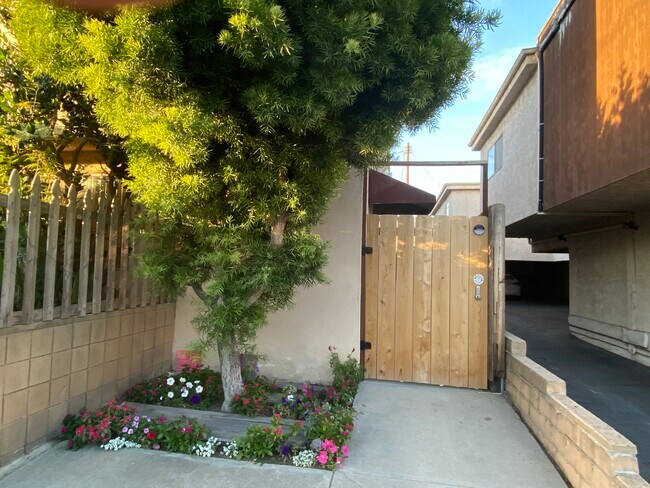 Front gate - 1547 Stanford St