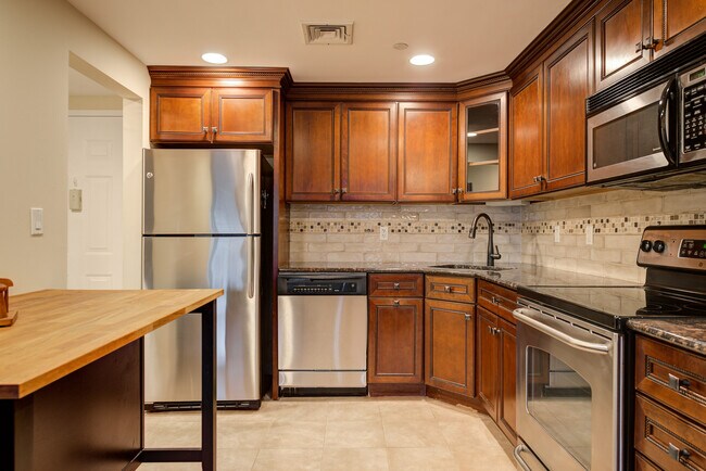 Building Photo - 242 Maple Ave