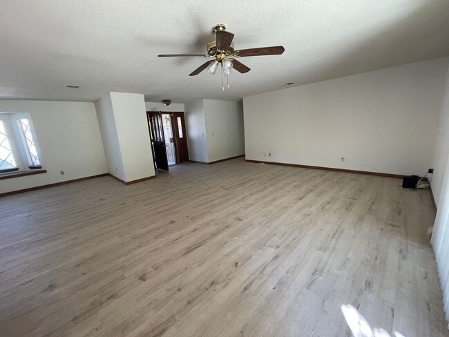 Building Photo - Golf Course- On The Mesa 3 Bedrooms, 2 Bathrooms, New Paint,