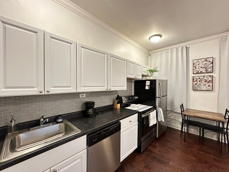 Building Photo - 3345 N Marshfield Ave