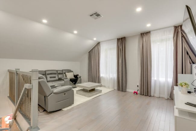 Building Photo - 2135 Rosemont Dr