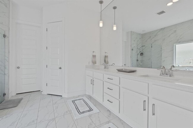 Building Photo - 16913 Adoro Dr