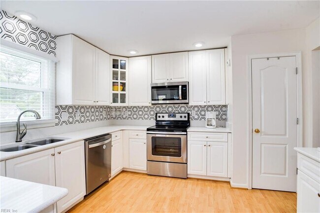 Building Photo - 2424 Sandyfalls Way