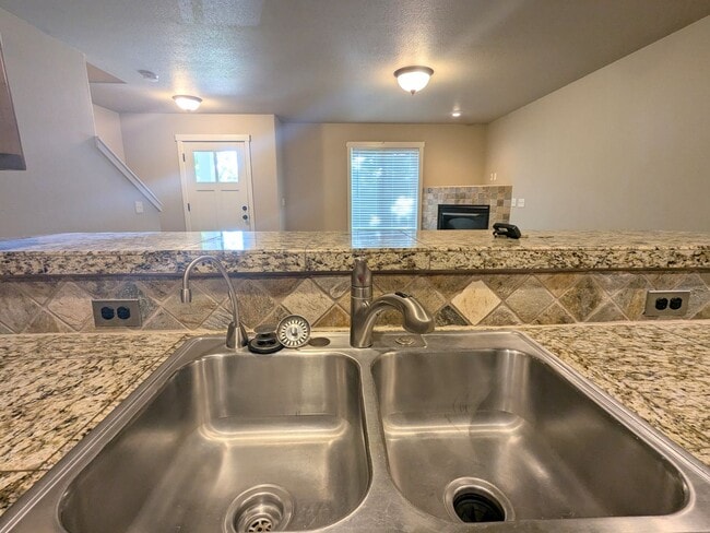 Building Photo - Gorgeous 3x2 townhouse, single-car garage, and two gas fireplaces