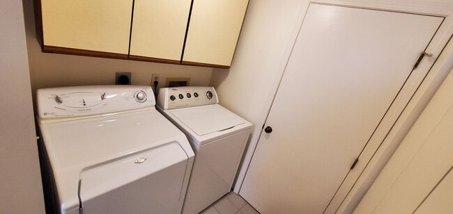 Building Photo - Spacious 3 Bedroom Condo Near Downtown Tra...