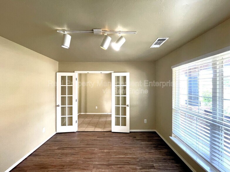 Building Photo - 18212 Viento Dr