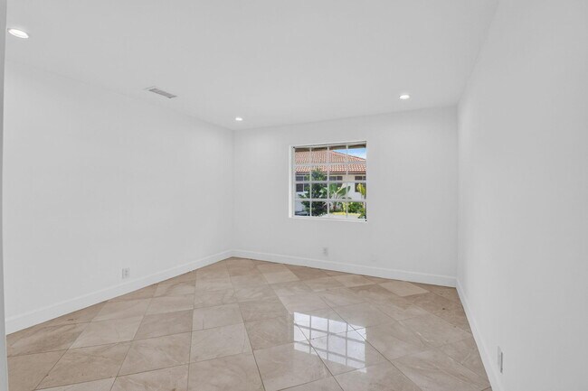 Building Photo - 300 NW 42nd St