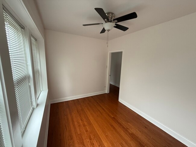 Building Photo - 5521 W Farragut Ave