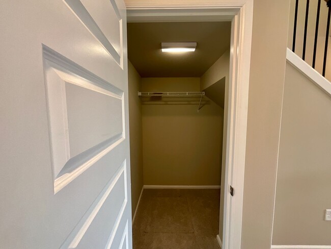 Building Photo - Beautiful and Modern 4-Bedroom Home with S...