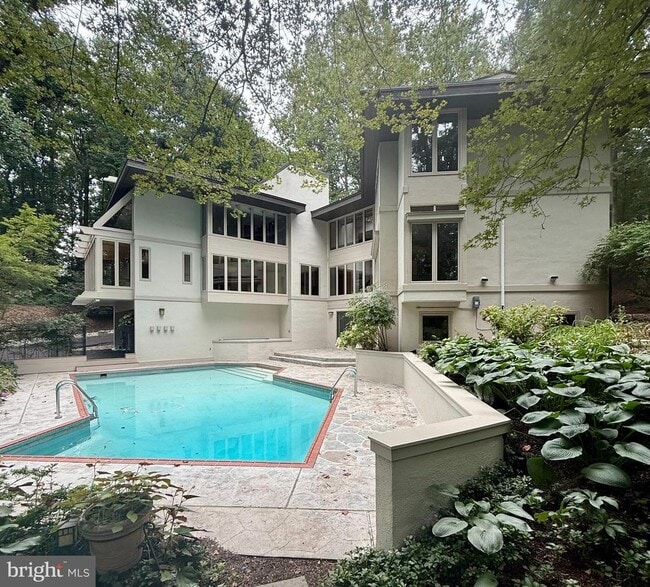 Building Photo - 1325 Darnall Dr