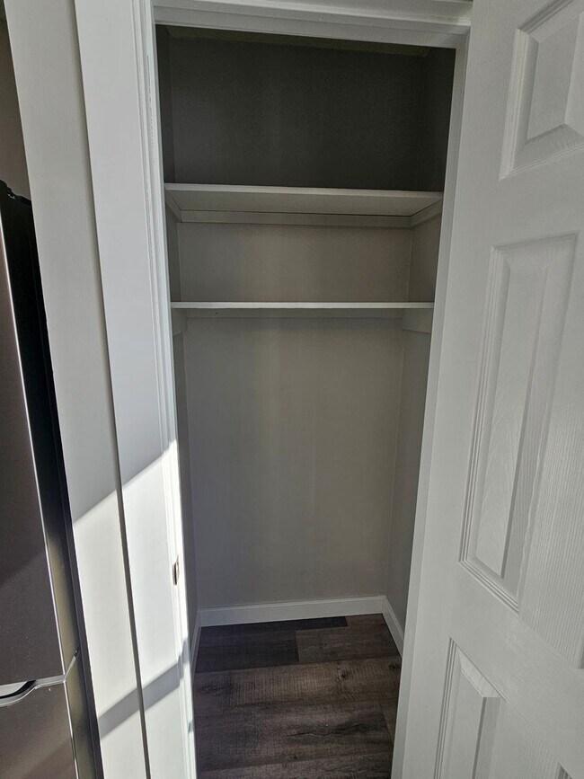 Building Photo - Like new large 2 bedroom apt coming available!