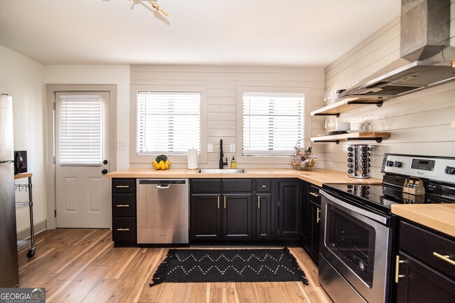 Building Photo - 907 White St SW