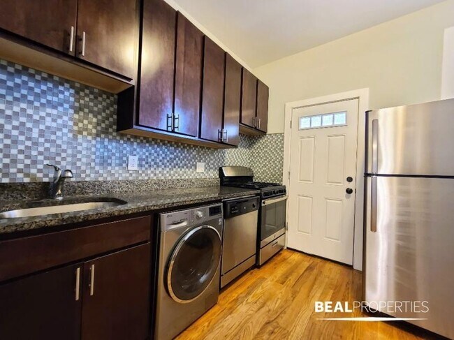 Building Photo - 3 bedroom in CHICAGO IL 60657