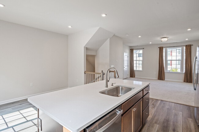 Building Photo - 915 Romeria Dr