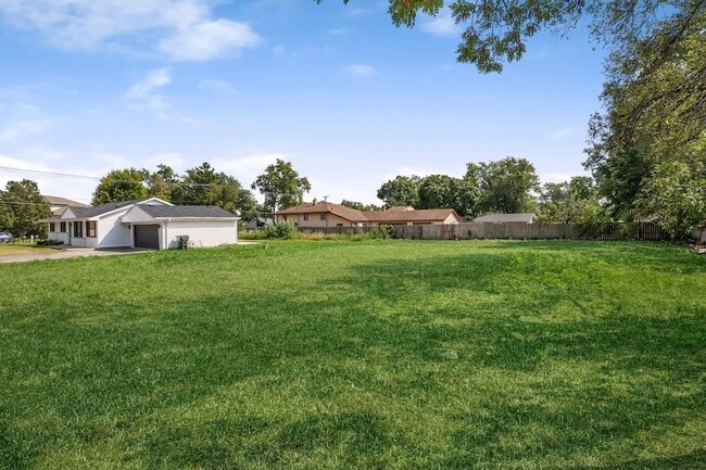 Building Photo - 19W719 W Holtz Ave