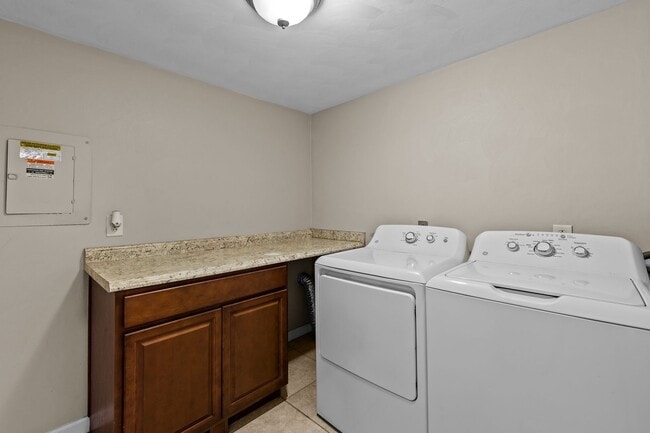 Building Photo - Bright & Cozy 2-Bedroom Townhouse with Solar Panels – Virginia Beach