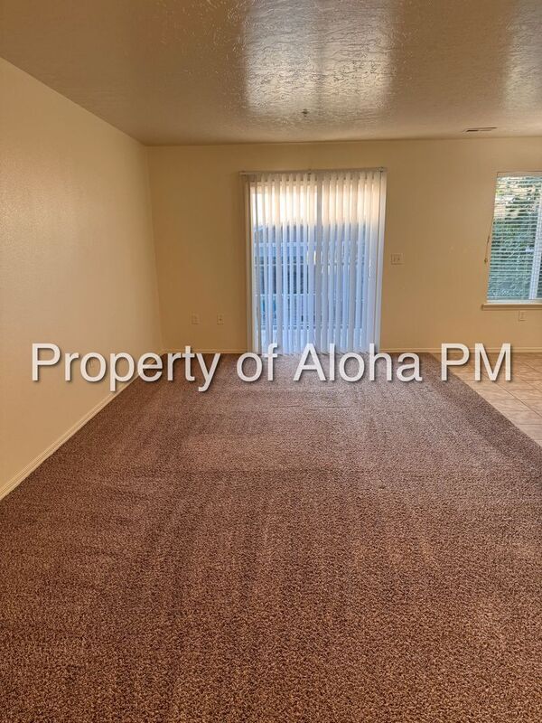 Building Photo - 1043 W Pine Ave