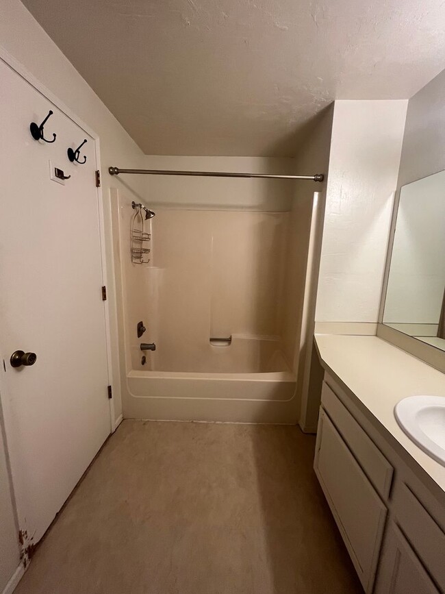 Building Photo - 3-Bedroom 1 1/2 Bathroom Condo in West Eugene