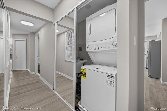 Building Photo - 3621 Livernois Rd