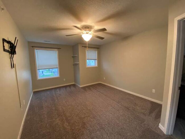 Building Photo - 203 Burr Oak Ct