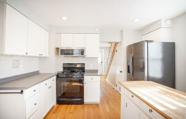 Building Photo - 40 Lealand Ave