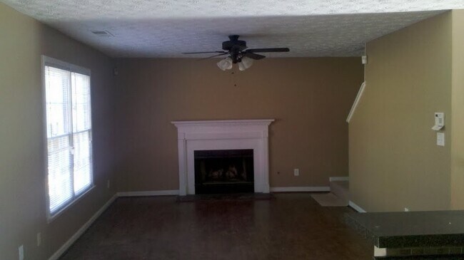 Building Photo - Beautiful 4 Bedroom Lithonia Home!