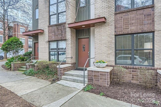 Building Photo - 716 N Alexander St