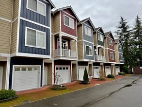Building Photo - Beautiful 2 bed, 2.5 bath townhome located in Mountlake Terrance $2750/mo.