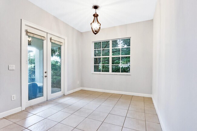 Building Photo - 1904 Flower Dr