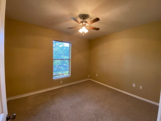 Building Photo - 1014 Hemingway Cir