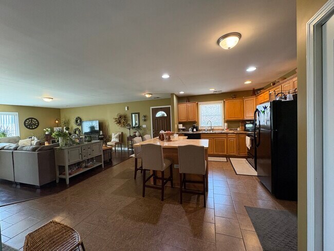 Building Photo - 655 N Edgemere Dr