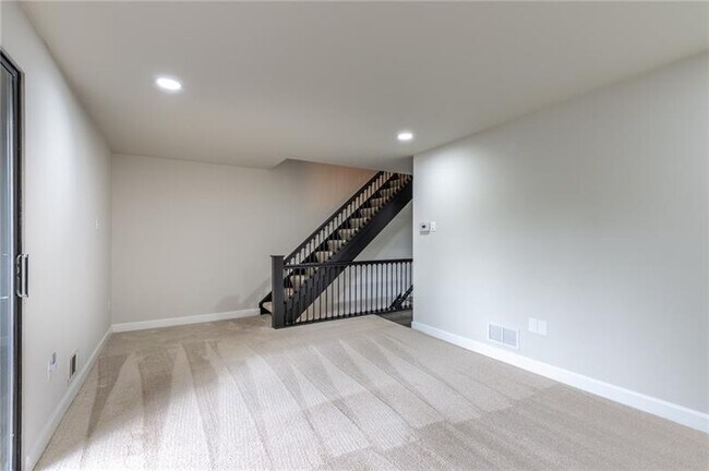 Building Photo - 107 Forest Edge Dr