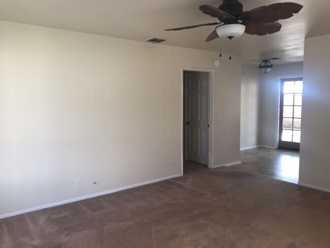 Building Photo - Unbeatable Charm in Camarillo's Colony