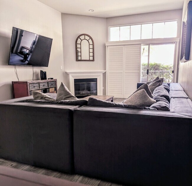 Building Photo - SPACIOUS AND BRIGHT 2+2 CONDO! CLOSE TO MA...