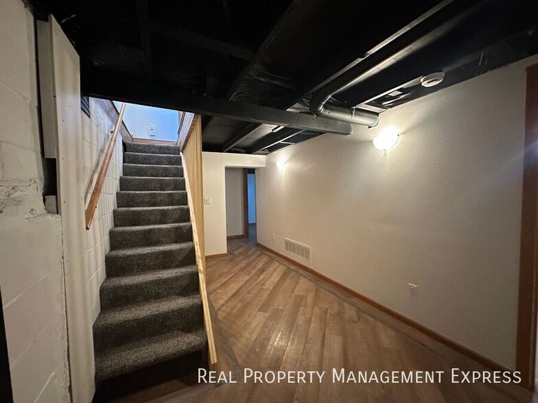 Building Photo - Move In by Feb 16 & Get One Month FREE