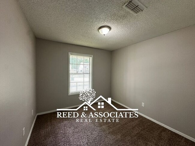 Building Photo - 3 Bedroom in Hickory Ridge - South Riverdale