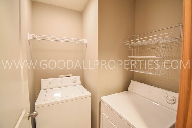 Building Photo - Experience the charm of this 2-bedroom, 2-bathroom townhome in Ankeny with an attached 2 car garage!