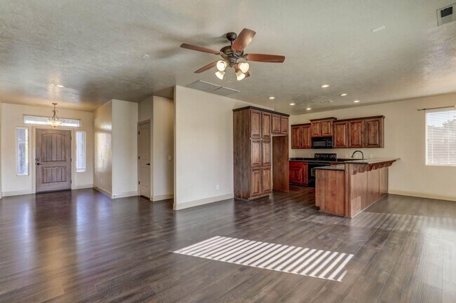 Building Photo - Beautifully Designed 5 Bedroom Home in Was...