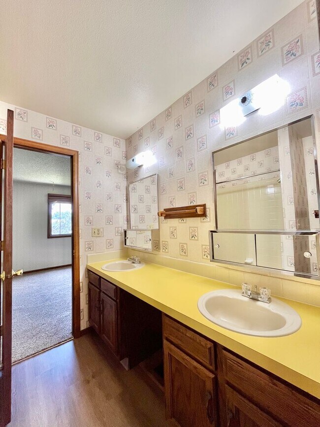 Building Photo - Spacious 4 bed/ 3 bath Two Story Home with Finished Basement - Lawn and Garden Care Included, New...