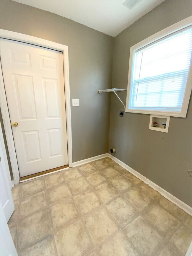 Building Photo - Welcome to Creeker Town South!