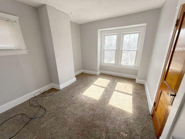 Building Photo - 4 BED 1 BATH SINGLE FAMILY HOME IN CLEVELAND!