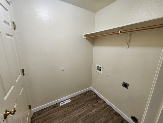 Building Photo - Remodeled 3 bedroom